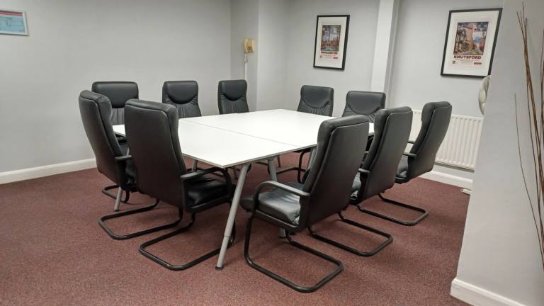 Chester - CH4 8BU \ Flexible Workspace for Up to 10 Desks