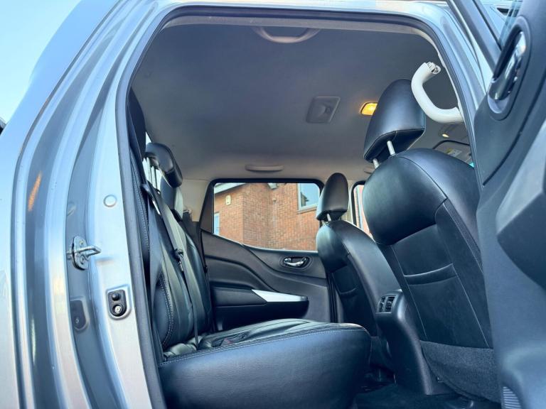 2016 Nissan Navara 2.3 dCi Tekna Auto 4WD Euro 5 4dr PICK UP Diesel Automatic