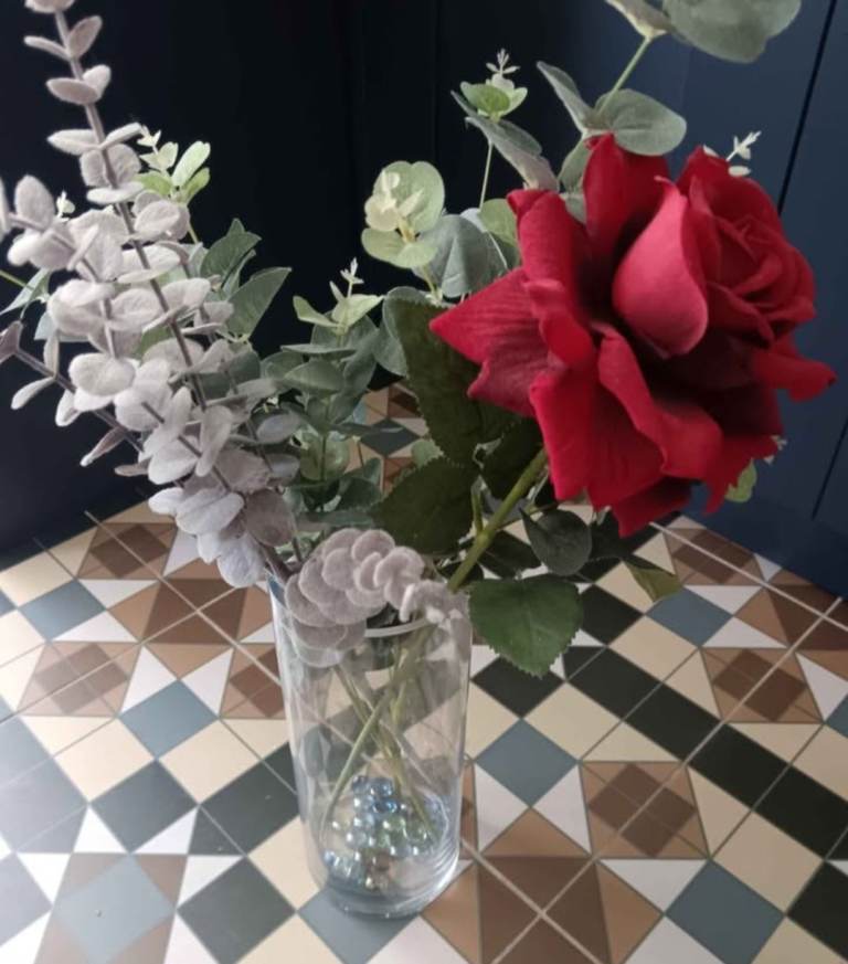 Vase and artifical flowers 