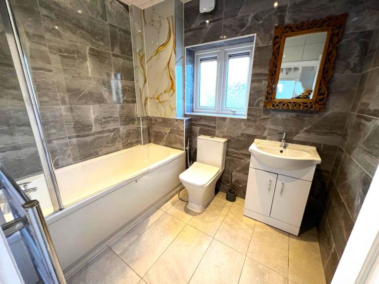 Prime Location Spacious 5/6 Bedrooms Terrace House in Chadwell Heath, Romford Drive way