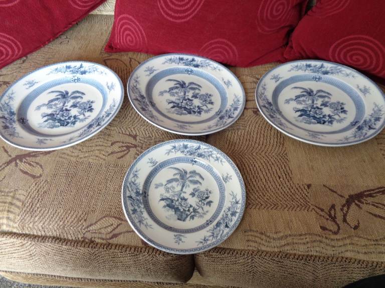 4 Wedgwood Palm Plates 1 x 7" side plate 3 x 8 1/2" dinner plates