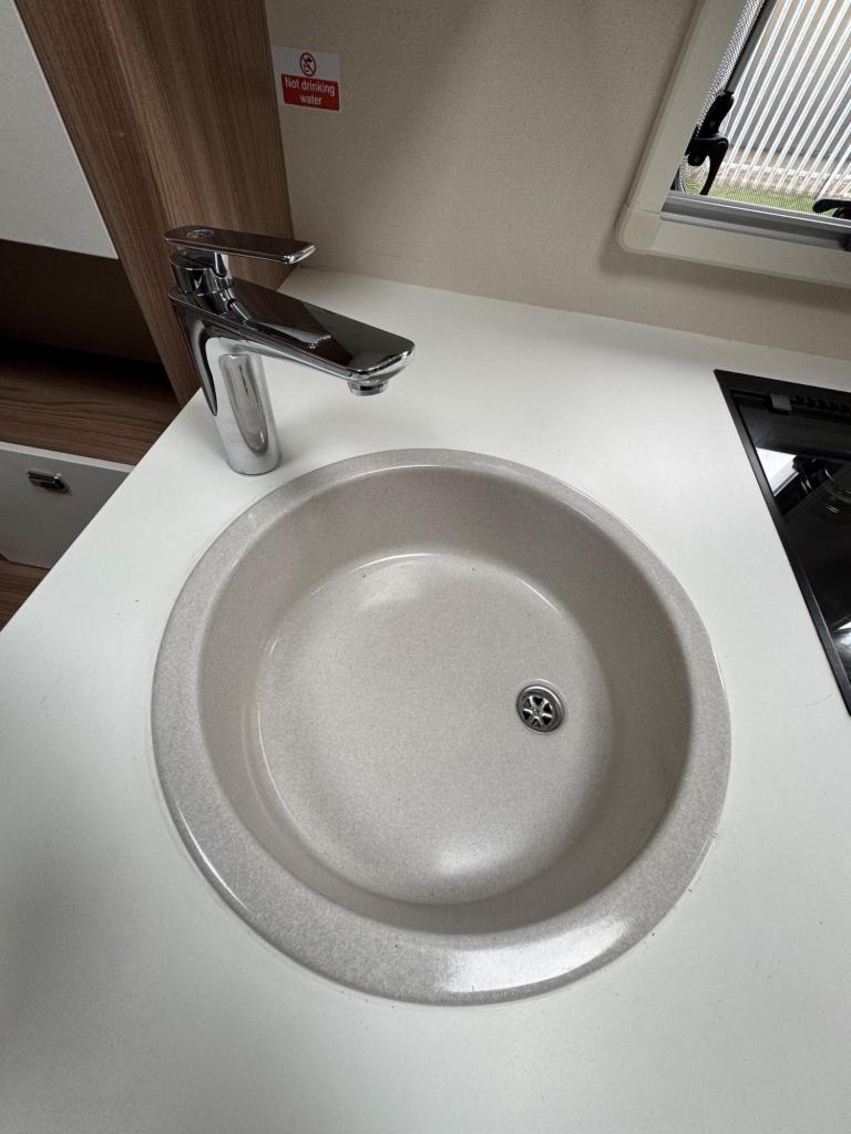 SWIFT ESCAPE 695 - 2017