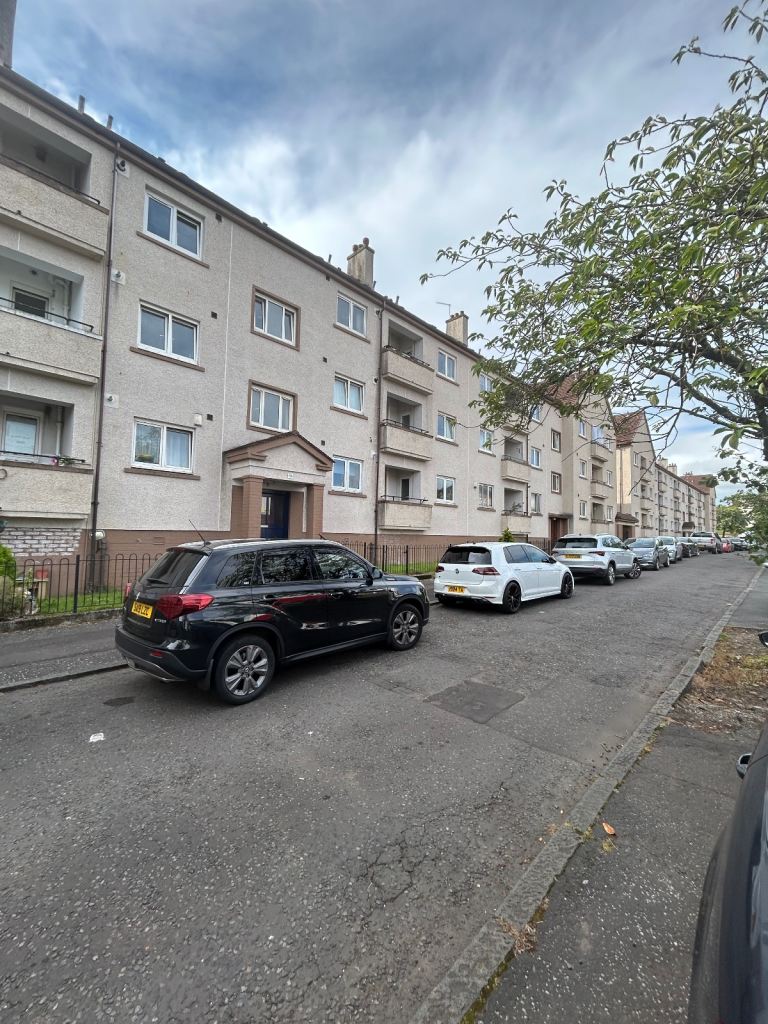 2 bedroom first floor flat to let in main st thornliebank  