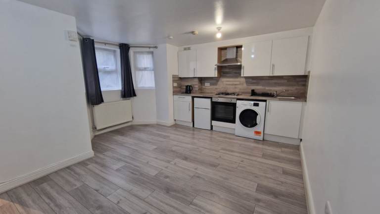 Modern lower ground floor 1-bed flat, Mildenhall Road, Hackney E5