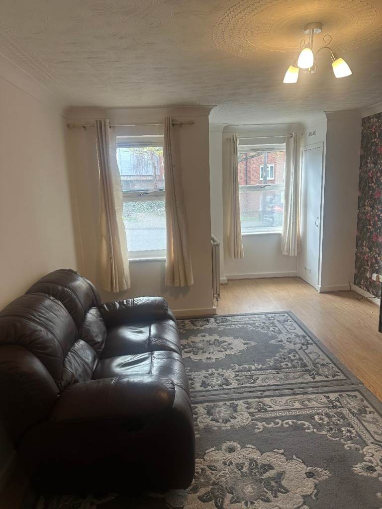 SUPERB VERY LARGE 1 BED FLAT IN CENTRAL GILLINGHAM WITH CAR PARK