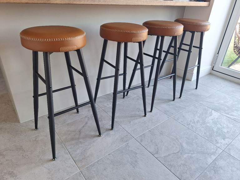 Brand new set of 4 x bar stools 