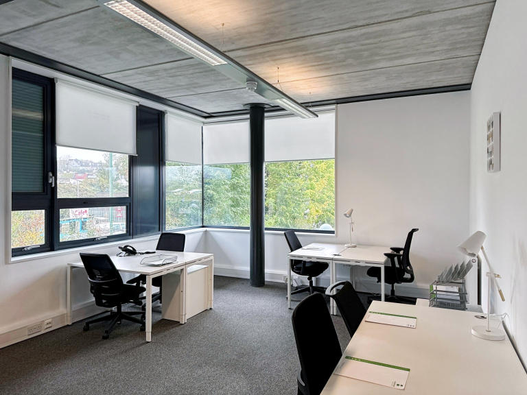 Office Space in Redhill RH12LZ with 5 Workstations for Teams