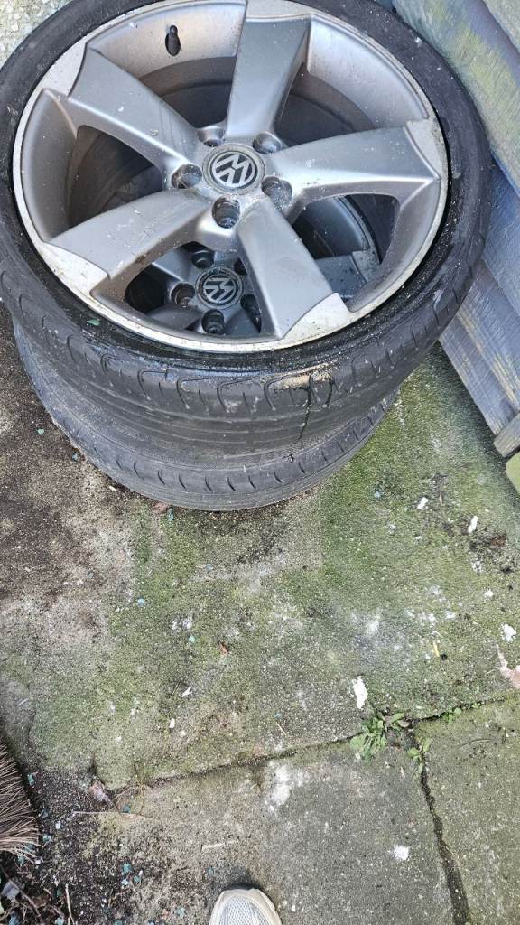 225/45 R17 VW Alloys and tyres