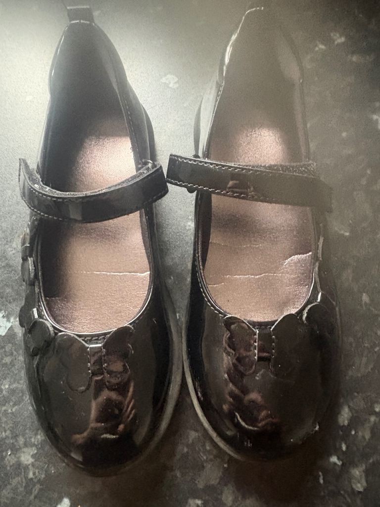 Black Patent Kids Shoes with Bow Detail – Good Condition