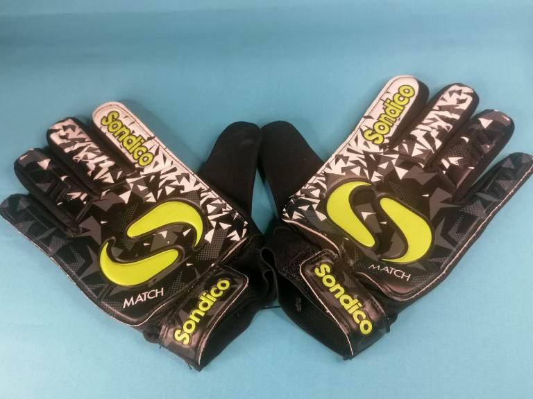 Brand new Sondico Adult Infants Match Goalkeeper Gloves.