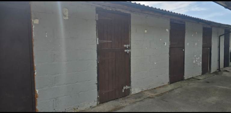 Various sized storage/workshop units available, Horsham