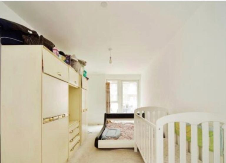 TWO DOUBLE ROOM NEXT TO UPTON PARK STATION!!