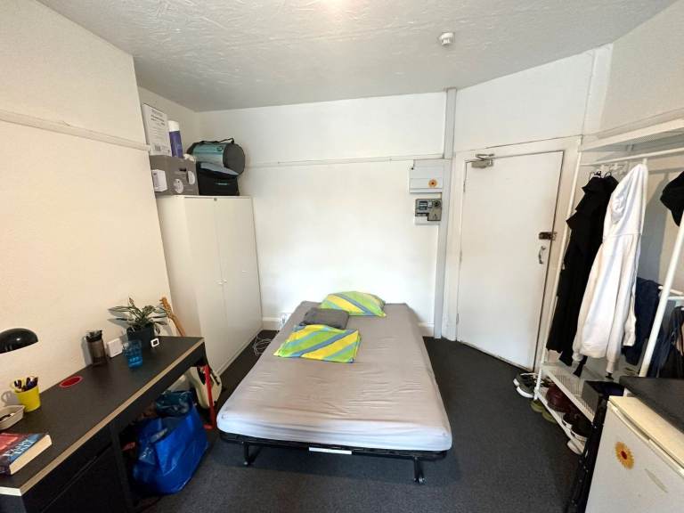 Studio flat - Highfield - BILLS INC - Available NOW