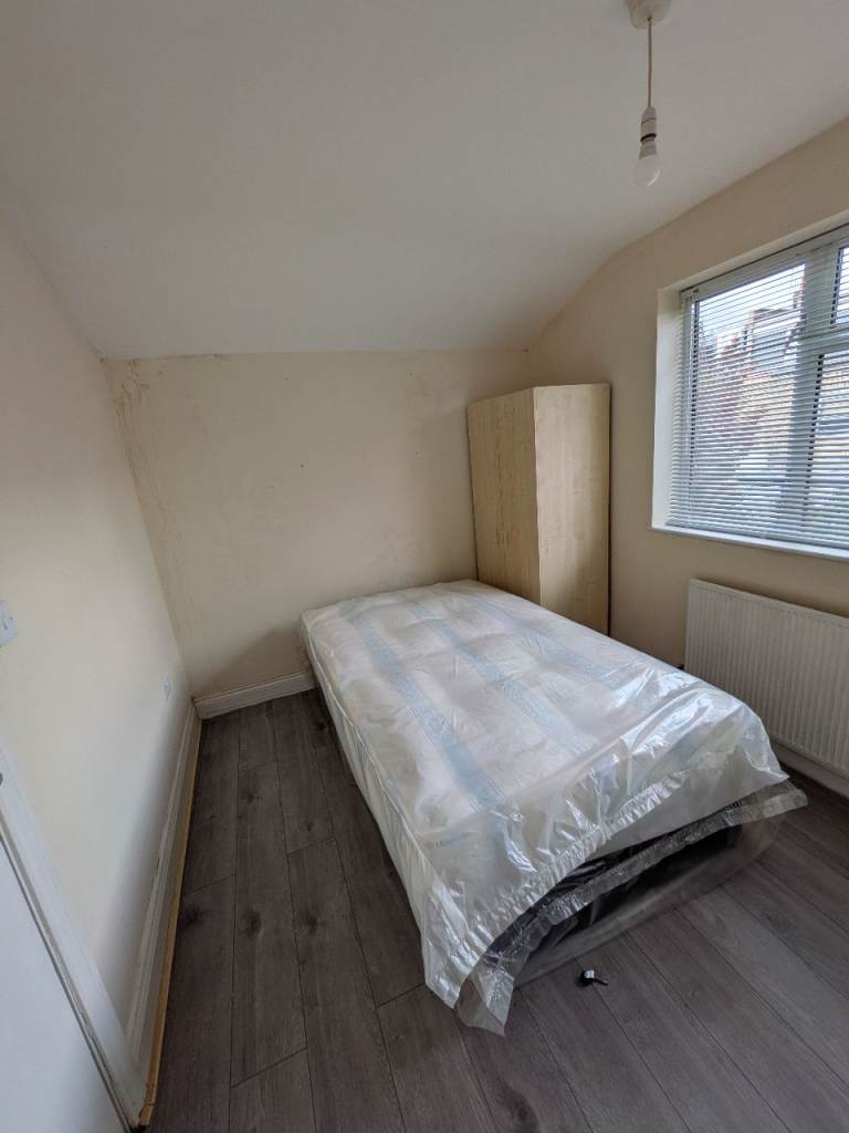 DSS ACCEPTED - Studio Flat Available in Dorchester Grove, Chiswick, W4