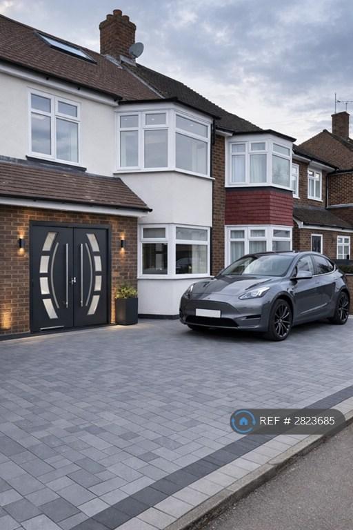 6 bedroom house in The Greenway, Epsom, KT18 (6 bed) (#2823685)