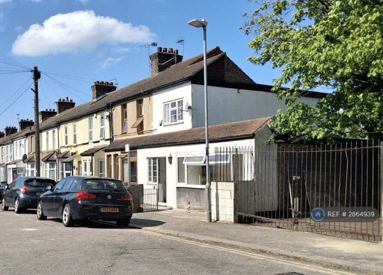 2 bedroom house in Surrey Road, Barking, IG11 (2 bed) (#2864939)
