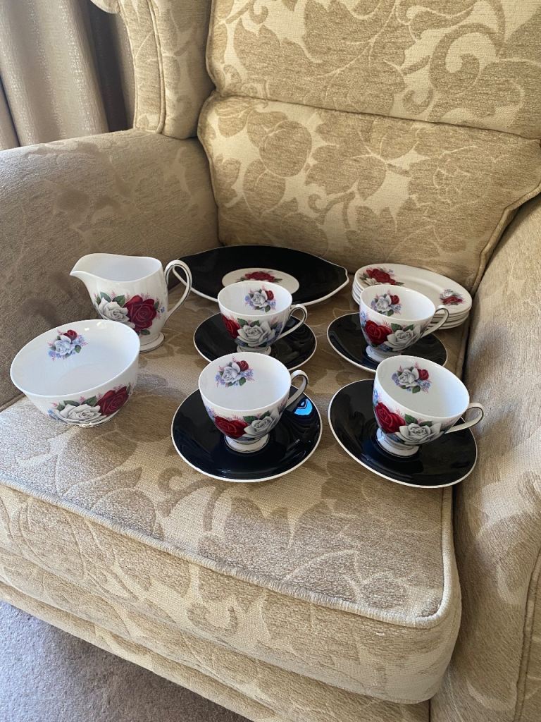 Queen Anne 17 piece tea set vintage immaculate condition 