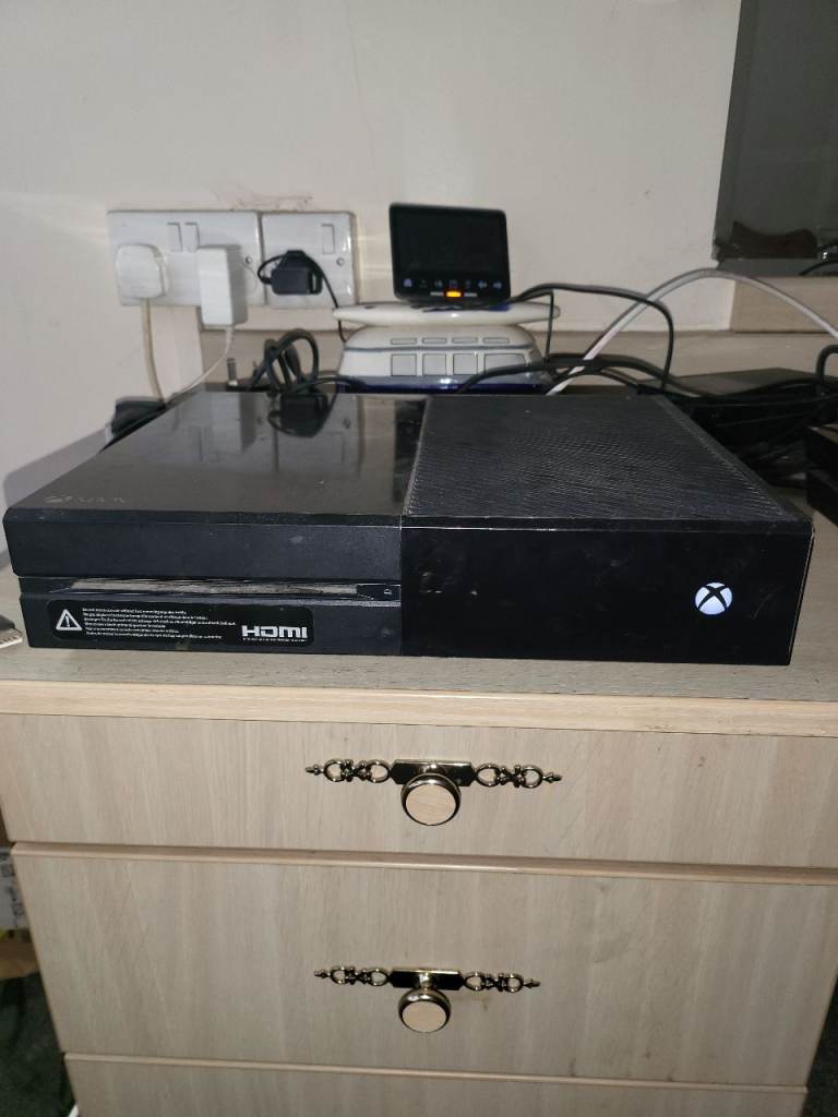 Xbox One Console with Blue Controller – Good Condition