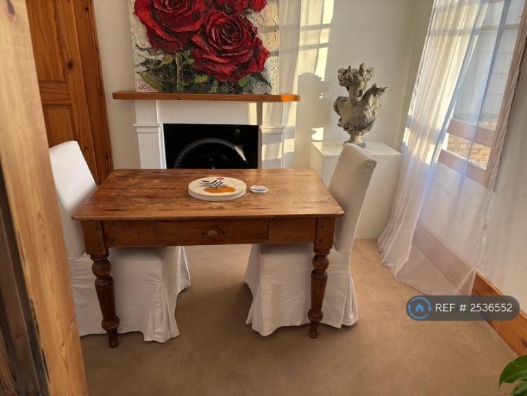 1 bedroom in Glycena Road, London, SW11 (#2536552)