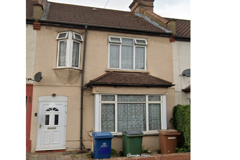 Impressive 5-bedroom semi-detached house available to rent in Harrow, HA1