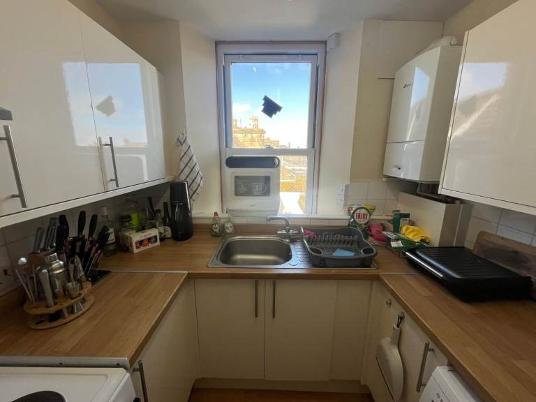1 bed flat in centre of St Andrews available from May 