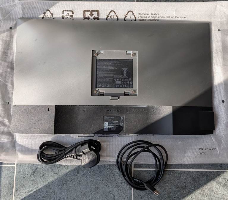 Excellent Dell ULTRASHARP 24" 1080p USB monitor U2419H - no stand (VESA 100x100 with screws)