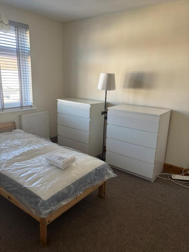 Spacious king size room for rent 