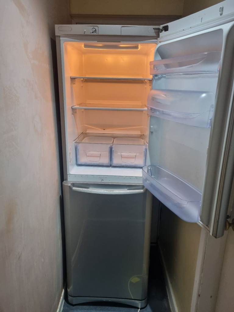 INDESIT FRIDGE FREEZER(SPARES OR REPAIR)