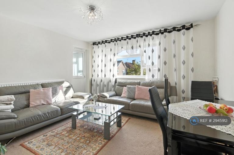 3 bedroom flat in Mountfield Road, London, E6 (3 bed) (#2945912)
