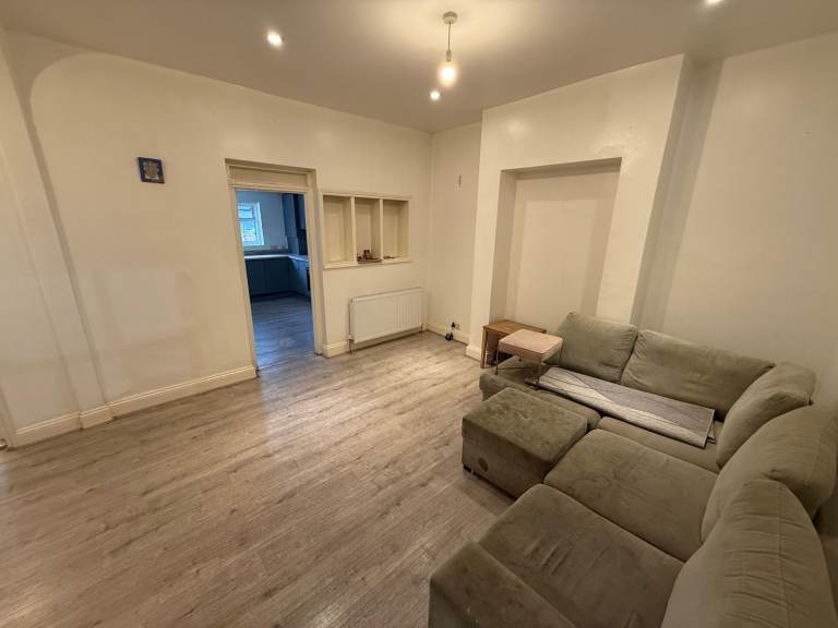 Elegant 4-bed, 2-bath Ilford rental delivering exceptional comfort and convenience.