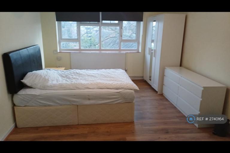 1 bedroom in West House Close, London, SW19 (#2740164)