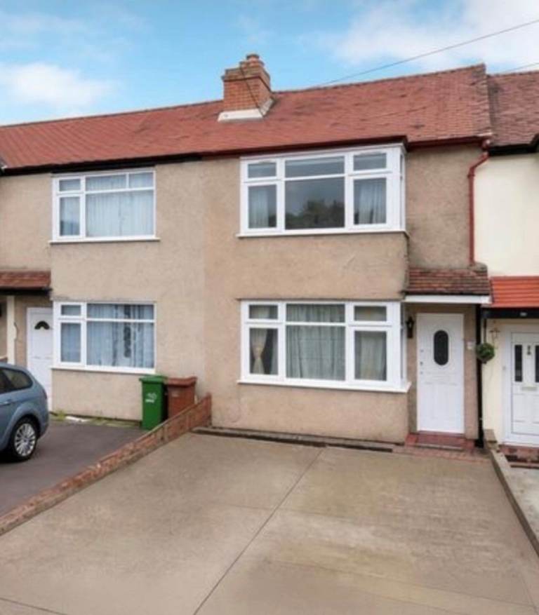 Beautiful 2 Bedroom House- Perfect for a couple or small family. Close to amenities