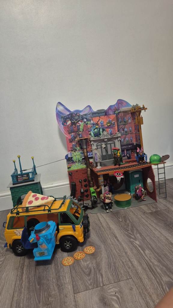 Huge bundle of Teenage mutant ninja turtle playsets, figures and pizza truck 🍕