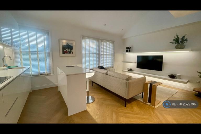 1 bedroom flat in Bolingbroke Grove, London, SW11 (1 bed) (#2622786)