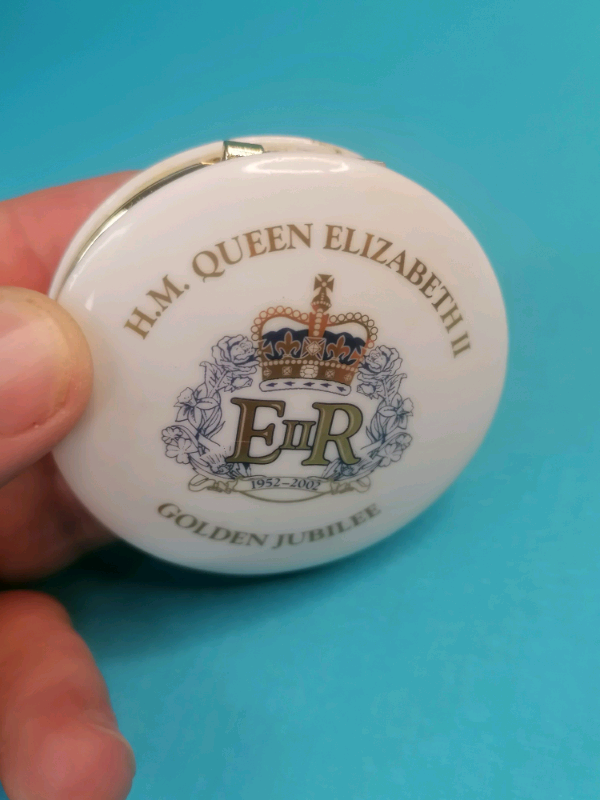 2,2 inch lenght. H.MQueen Elizabeth II Golden Jubilee Trinket pill box