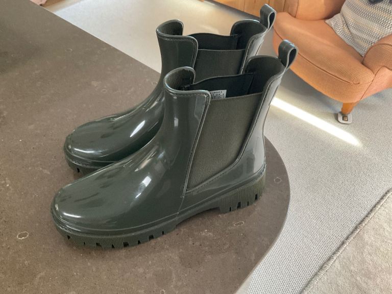 Ladies boots size 4