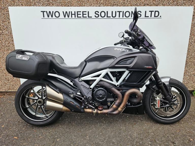 Ducati Diavel carbon in outstanding condition 