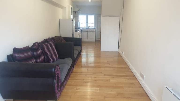 BRIGHT 01 BEDROOM MAISSONNET, THROUGH LOUNGE WITH SMALL GARDEN ACCESS