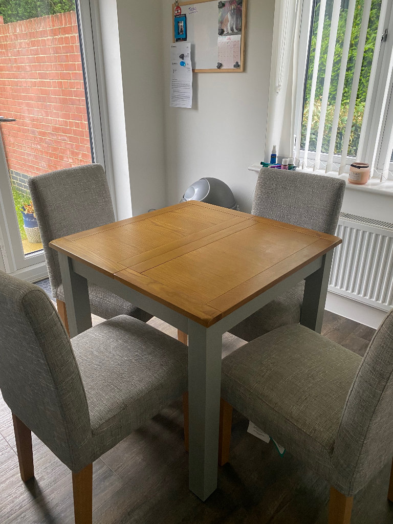 Extendable Dining Table & Chairs 