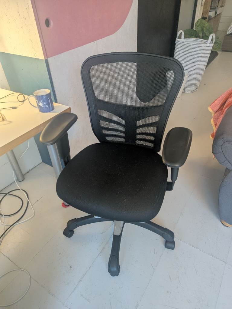 Comfortable Swivel Office Chair with Arm Rests and Mesh Back 