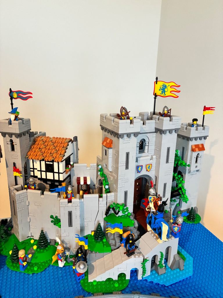 Lego Lions Knight Castle (10305)