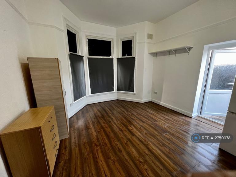 Studio flat in Studio Garden, Ilford, IG1 (#2750978)