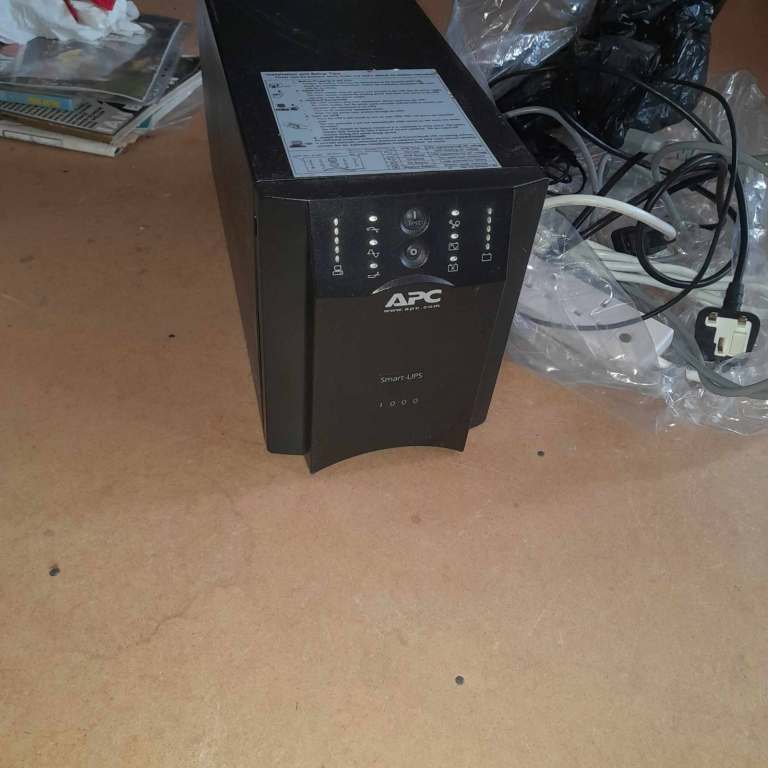  APC Smart-UPS 1000