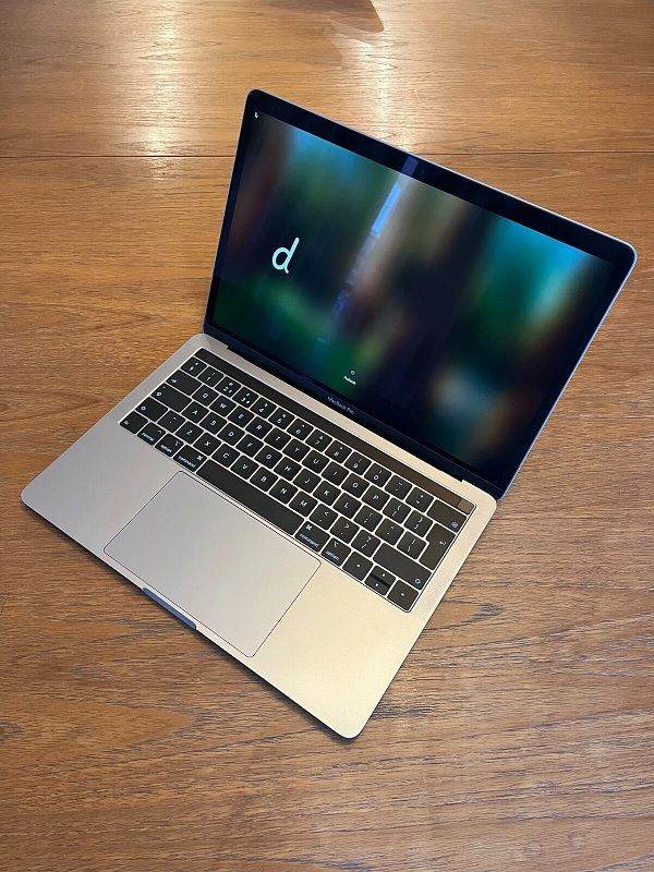 Macbook Pro Touchbar mid 2020 Space grey 13inch a2289 laptop with a backlit keyboard