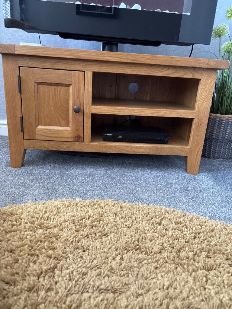 Solid Oak TV Stand – Good Condition, Storage Cupboard