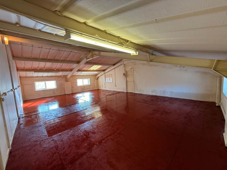 Modern 1926 sq ft Commercial Unit to Let – No Deposit, excellent location in Ferndale!