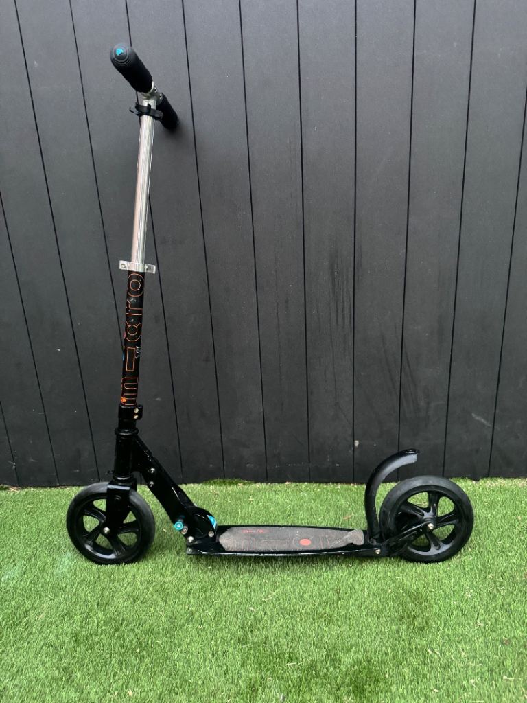 Foldable adult micro scooter 