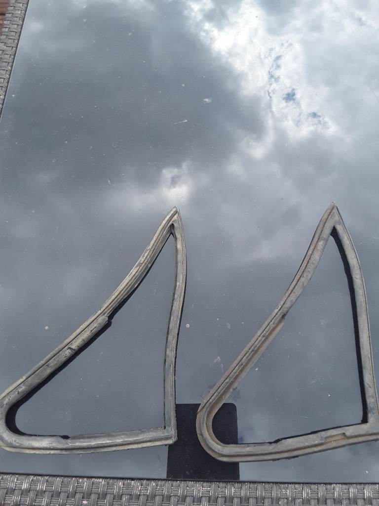 Reliant Scimitar se5/5a genuine quarter light rubbers, possibly fit se4coupe &other classic s