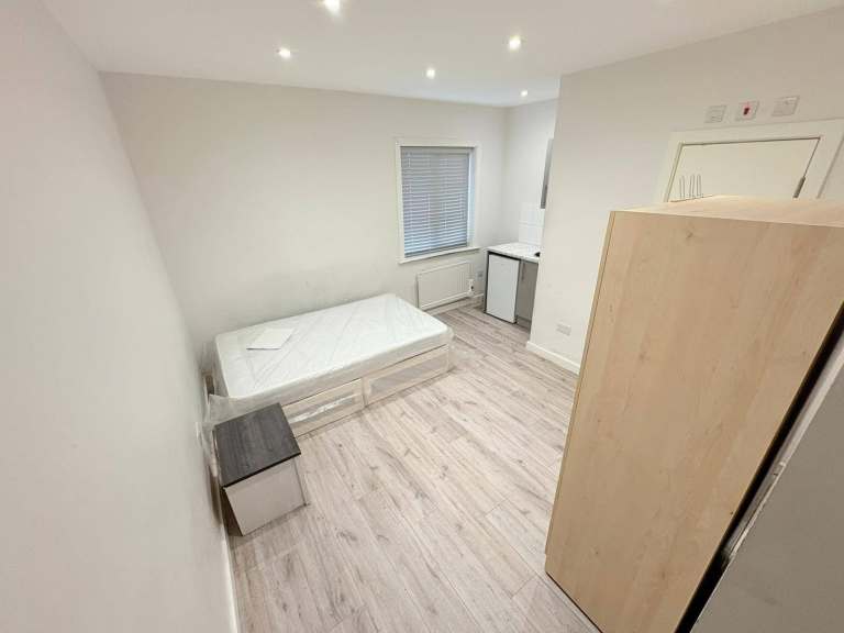 BENEFITS ACCEPTED - Studio Flat Available in Feltham Hounslow TW13