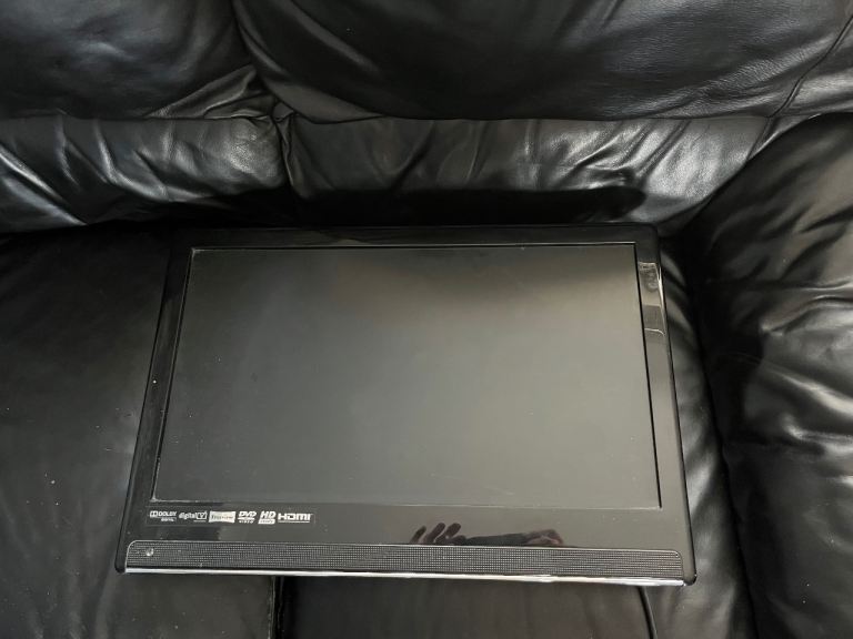 Matsui 22" HD Ready LCD TV with Integrated DVD Player and swivel bracket